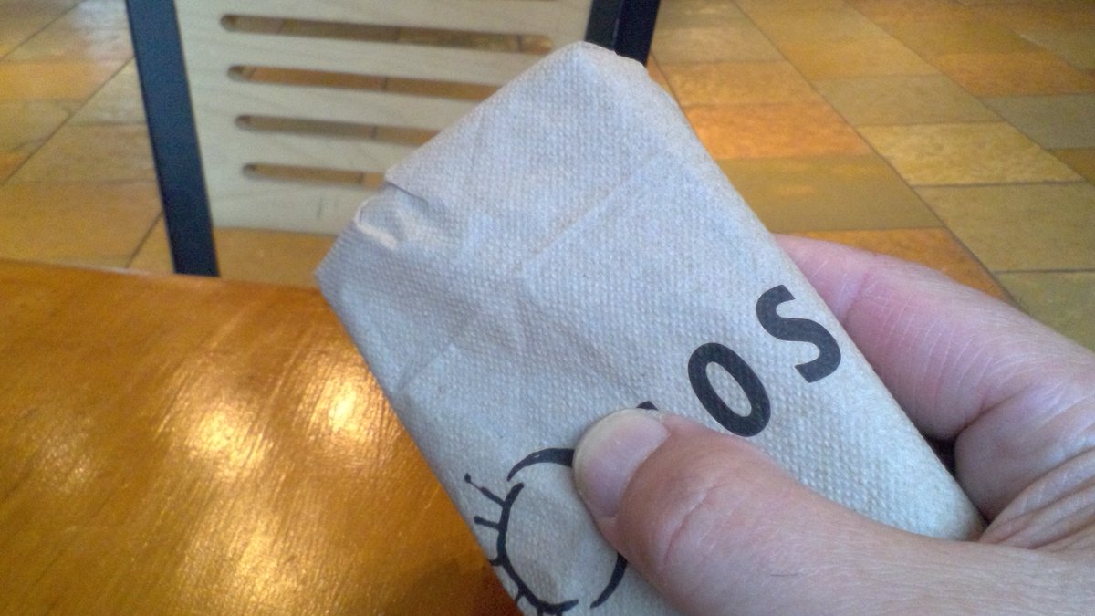 AugensteinWTOP's tweet photo. Forgot my windscreen. Wicked wind outside courthouse. The workaround: 3 napkins wrapped tightly around the iPhone. #mojo #iphonereporting https://t.co/djpQdIig3t