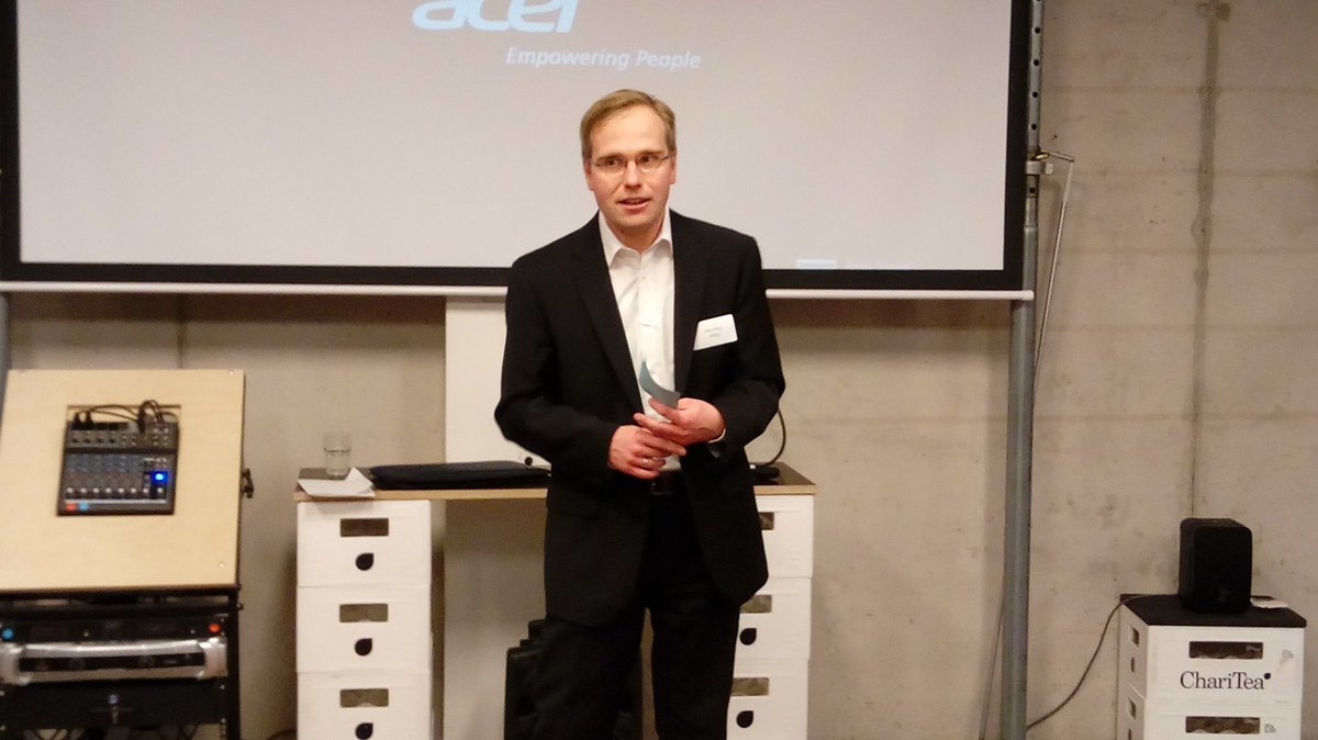 HHStartups's tweet photo. Peter Plennert von @KPMG erklärt bei #InnoMatch die Bedeutung von NDA https://t.co/EF4OQWd5Ip