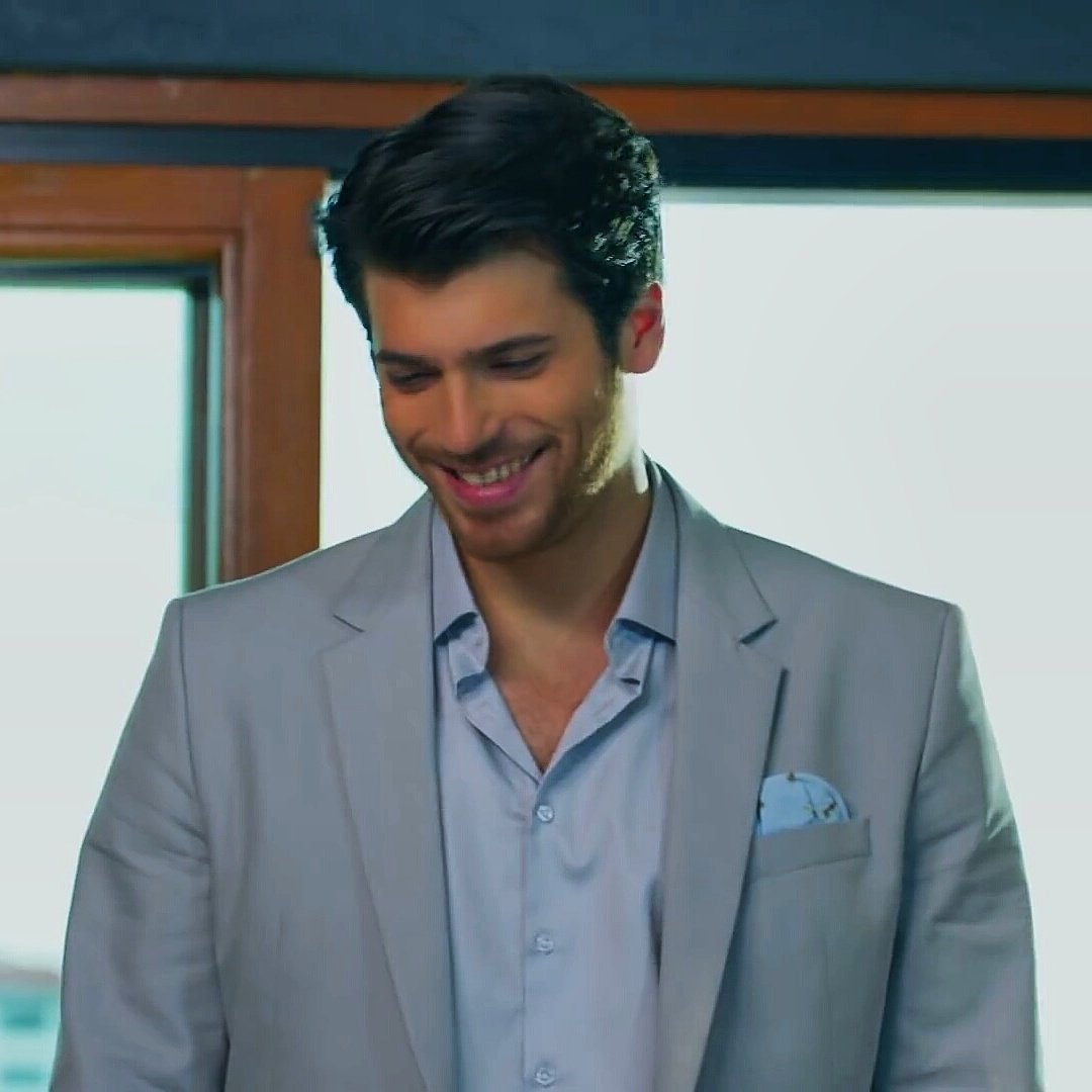 darlingyaman's tweet photo. Ya gülüşü resmen huzur yemin ediyorum 😍 #CanYaman https://t.co/vE0PglV6LI