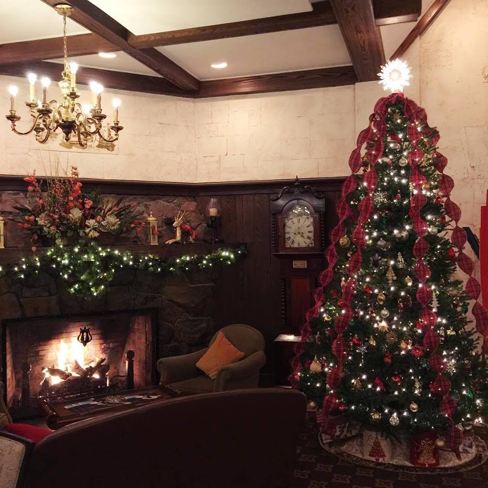 Do you have family or guests visiting from out of town for the holidays? Not enough room at home? Book them a room at the Grand <a href="/SummitHotel/">Grand Summit Hotel</a>! Your guests will love staying in this festively decorated #boutiquehotel! #closebysummit #summit #summitnj #hotel