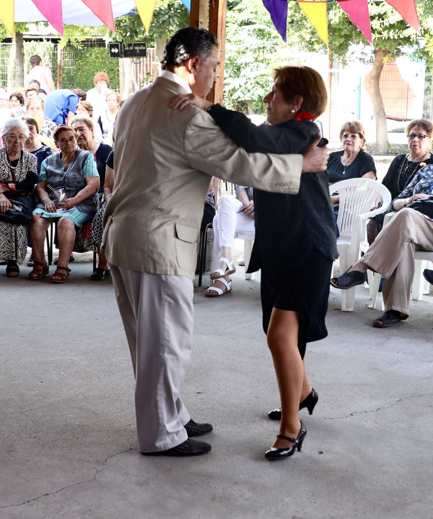 DirSocioCultura's tweet photo. Directora Sociocultural de la Presidencia, Paula Forttes, encabezó Encuentro Comunal entre Cuidadoras/es Familiares del Programa Chile Cuida y otras Personas Mayores en la comuna de Recoleta. https://t.co/vppU9GwXpX