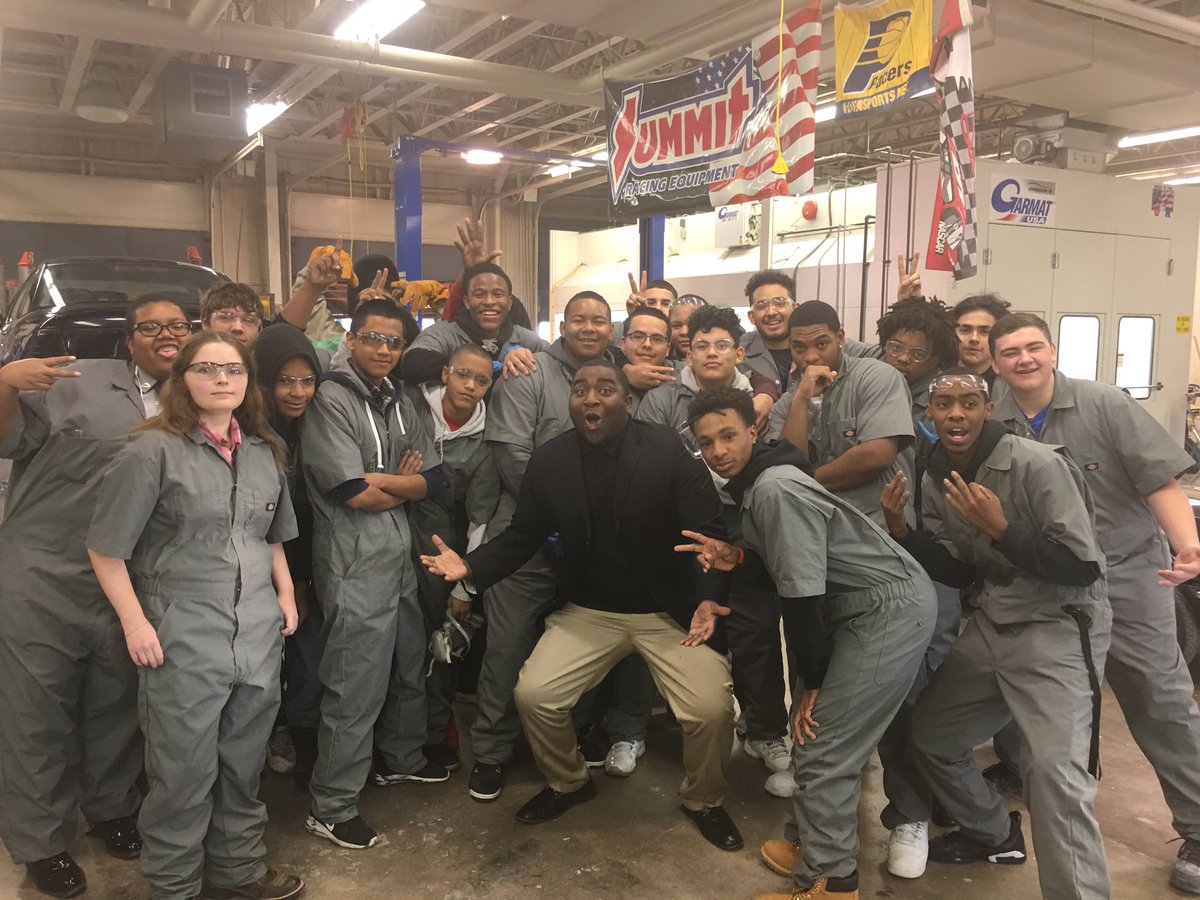 TevinStuddard's tweet photo. Video @ JEL Career Center was rockin today for music video shoot. This Auto class was def my fav group of the day https://t.co/4AZV4DJstk