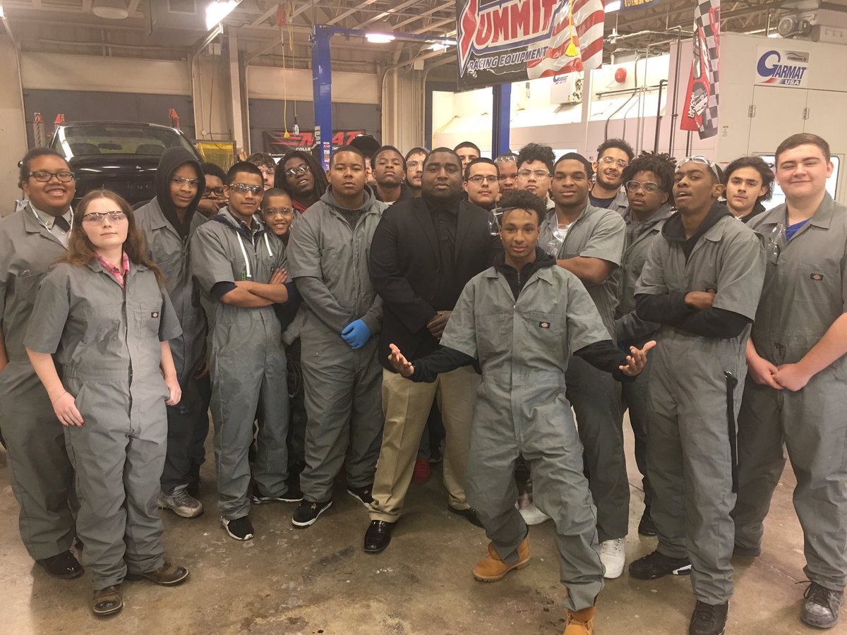 TevinStuddard's tweet photo. Video @ JEL Career Center was rockin today for music video shoot. This Auto class was def my fav group of the day https://t.co/4AZV4DJstk