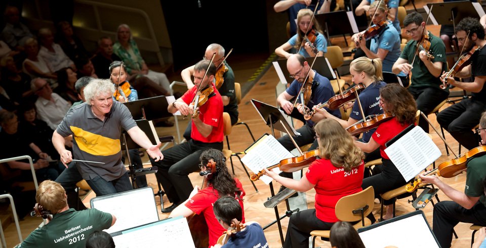 BE PHIL Orchestra – play under the baton of Simon Rattle! We are looking for 100 amateur musicians from all over the world to perform Brahms’s First Symphony on 21 May 2018 as part of our open day. Learn more at berliner-philharmoniker.de/en/education/p…! #BEPHILOrchestra