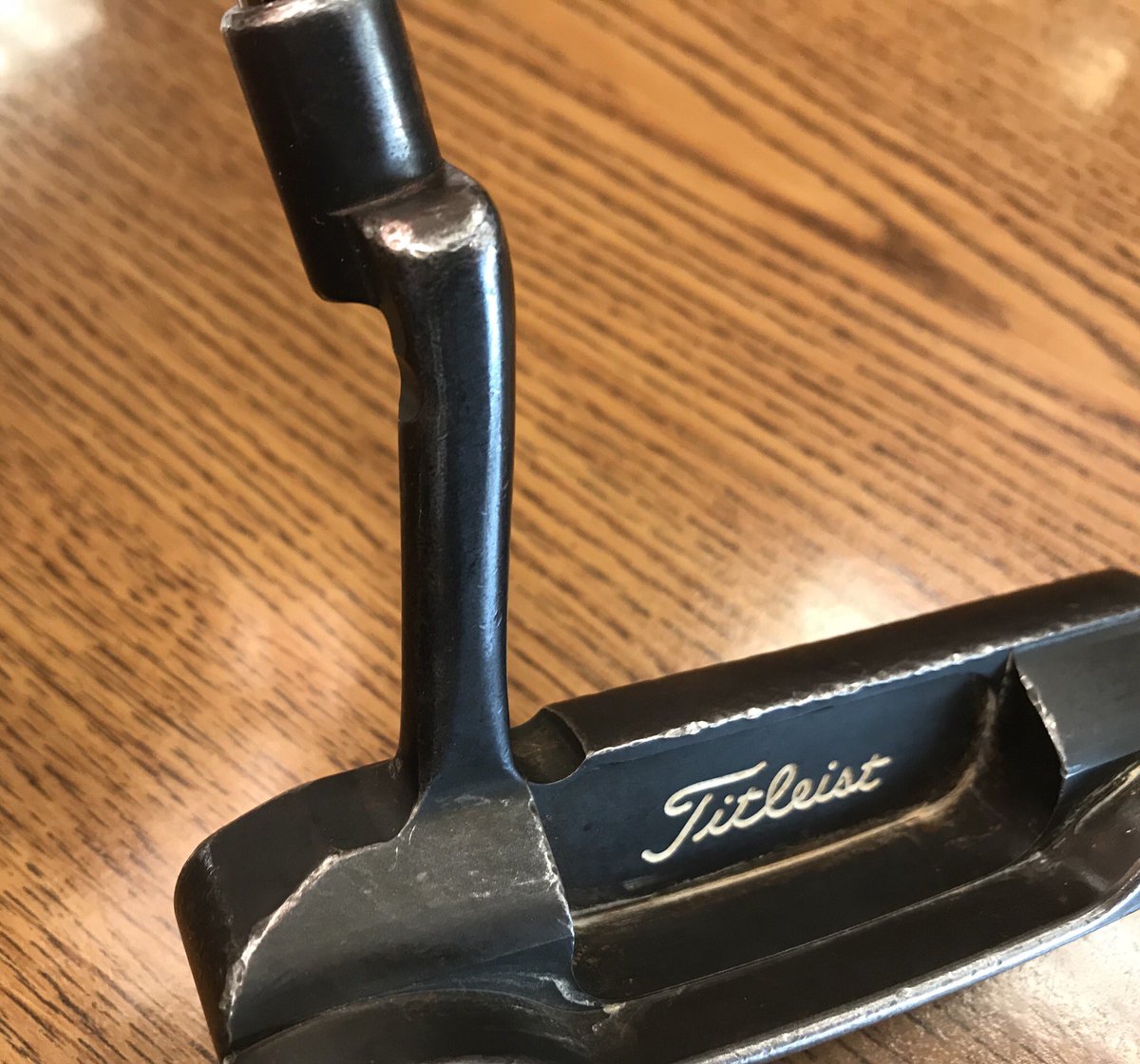 vogeygolf's tweet photo. @ScottyCameron #tbt I have a question to ask-this sure looks like your work to make it look like an old Dale Head, right down to the residue white paint in the cavity and shoulders. Like how Karsten painted some of them white to reduce the glare. Or am I imagining? #HandWorked https://t.co/uU8SCnbH1o