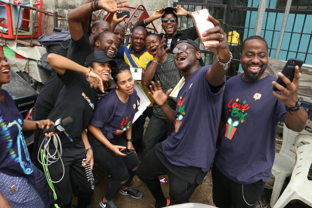 adaoralumina's tweet photo. Yesterday my friends and I spent time on the streets putting smiles on the faces of people by sharing gifts. We love to give back because we know that not only is it a culture for us but because it is the reason for the season.
#WeMadeChristmas
#lovebox 
#ThursdayThoughts https://t.co/vZLx4AuHUo