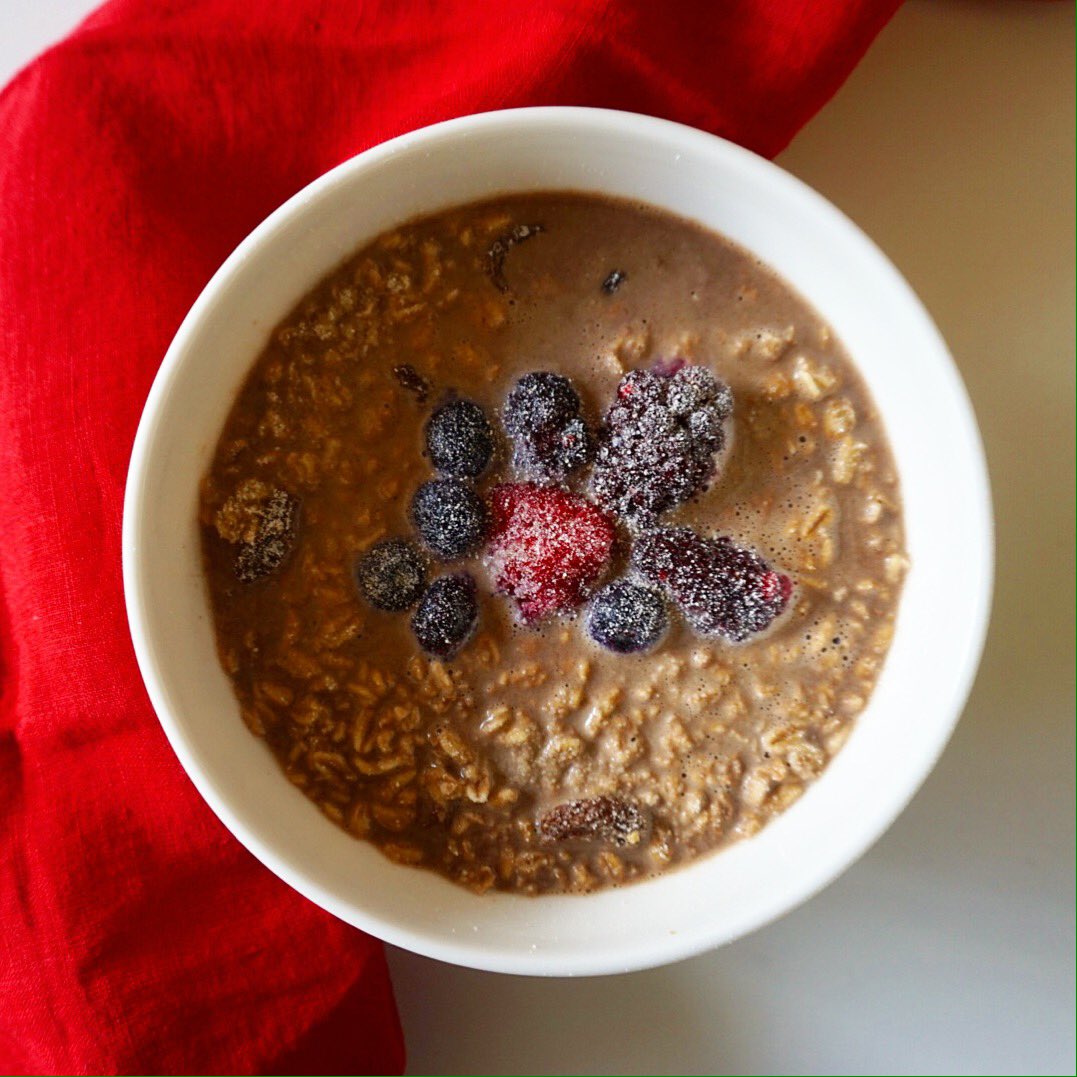 #Desayuno #vegano de campeones💪
Avena remojada con cacao
crema de 🥜 
leche de soya
chia
 frutillas y lo decoré con harina de coco por encima👌💫Más ideas de comidas veganas 👉youtu.be/nI5ioikQepw 😽#FelizJueves 💖