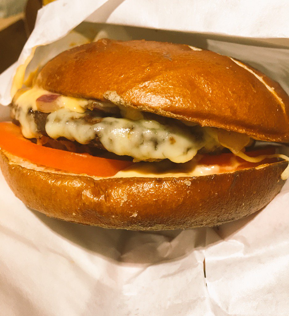 BYOIE's tweet photo. Finishing the day with a hard earned Pretzel Bun Burger! #Delish #FreeSides #Birthday https://t.co/SRTe2EcAAG