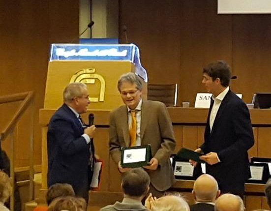 mediainaf's tweet photo. Premio nazionale di #DivulgazioneScientifica: vince Antonio Cerasa con #ExpertBrain. Andrea Cimatti primo per la fisica. Targa speciale a Stefano @stefacrono e @AstroSamantha https://t.co/fAjXR4DXiX @Caroccieditore @AngeliEdizioni @LaFeltrinelli https://t.co/PXNLYM1MyC