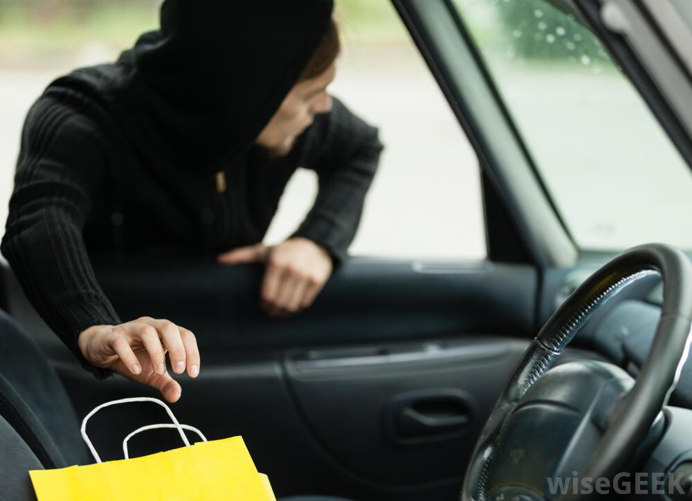 RCMPPEITraffic's tweet image. All too often, thieves are given an opportunity: a car owner has left some valuables - maybe Christmas gifts for a loved one - in clear view. It takes seconds for a criminal to break the car window and take it!! Don’t leave nothing of value in plain view. Cst. Parsons