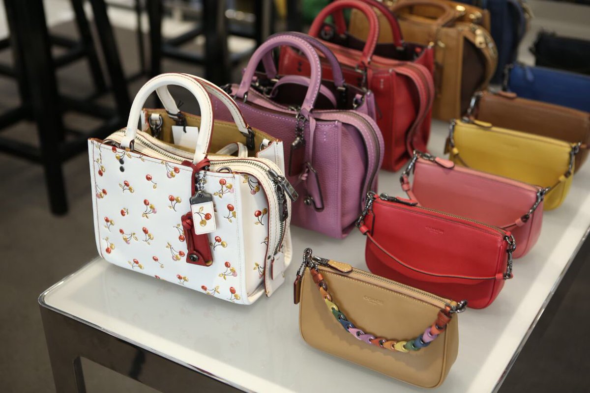 Quien's tweet photo. Uff! Amamos la nueva colección de @Coach #CoachMx #BringOnTheJoy 👑 ¡Descúbrela! https://t.co/jlX2t3kOyo