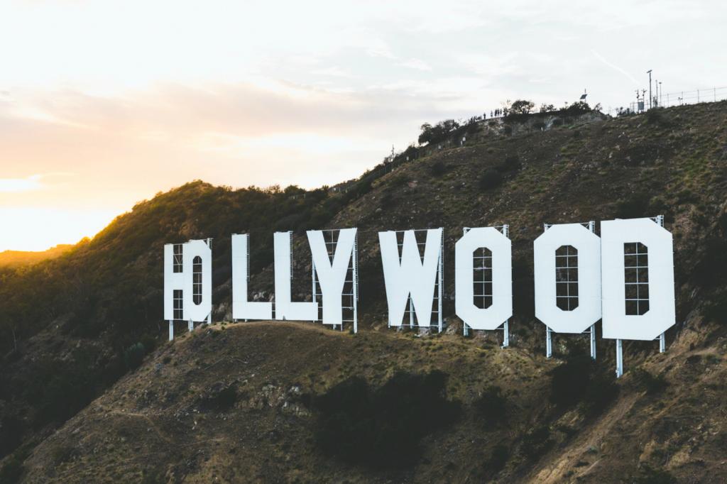 Cloutier_Ortega's tweet photo. #PerformanceReviews, Hollywood Style by @marenhogan https://t.co/ESYNasmh4U #Productivity on @Social_Hire https://t.co/oojRYzPAK7