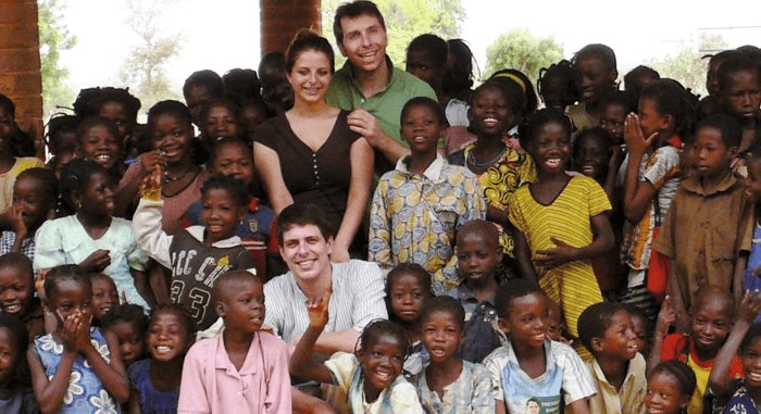 hevertstiftung's tweet image. Die #Weihnachtszeit ist eine besondere Zeit um auch an andere Menschen zu denken. Eine sinnvolle Möglichkeit ist zum Beispiel die Unterstützung eines #gemeinnützigen #Projektes der #HevertFoundation: buff.ly/2yin16u