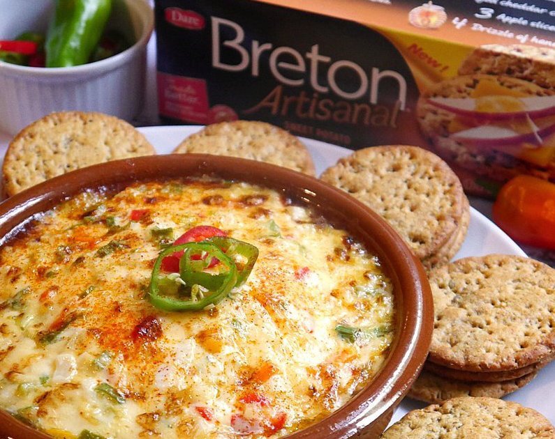 Cozy up at your weekend tailgate with this delicious cheese dip! bit.ly/2zcbHN0