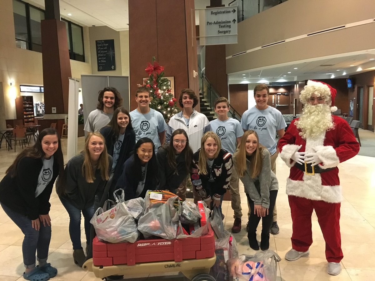 Churchillwinner's tweet photo. WC Winner Circle spreading some holiday cheer at the hospital donating gifts to children!! 🎄❄️⛄️🎅🏼 https://t.co/i6MOkoo1Cj