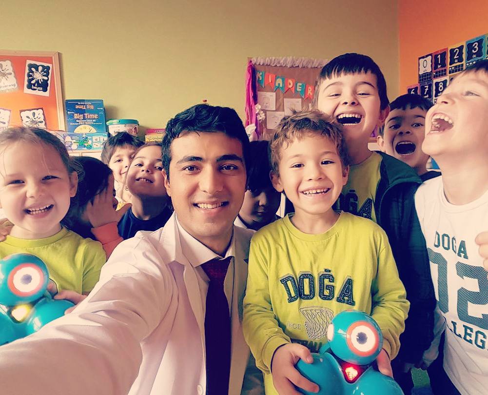 SezerCetintas's tweet photo. Doğa Okulları'nda 5 yaş öğrencilerimiz okuma-yazma öğrenmeden kodluyorlar... Dash Robotlarımızı oyuncakları toplamaya programladıktan sonra bir fotoğraf çekelim dedik, dash'in çıkardığı sesler nedeni ile ciddi olamadık :) #dogatech #dogadaegitim #dashrobotics #kodlama https://t.co/Adlq5RrdcD
