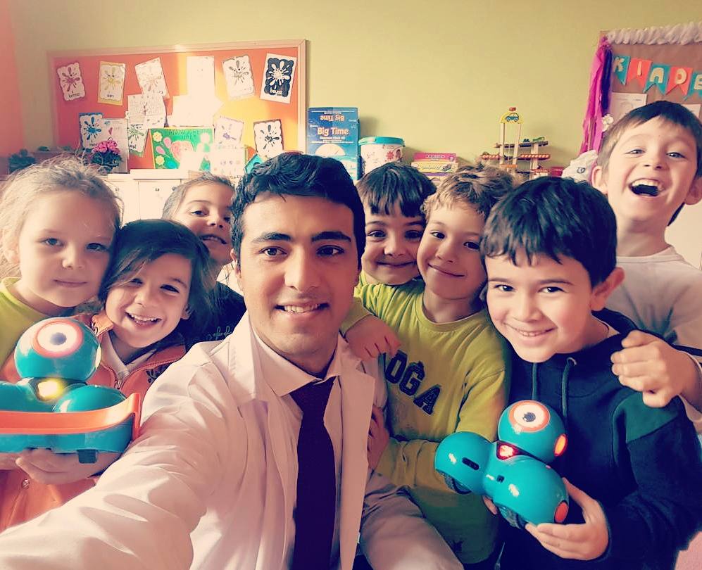 SezerCetintas's tweet photo. Doğa Okulları'nda 5 yaş öğrencilerimiz okuma-yazma öğrenmeden kodluyorlar... Dash Robotlarımızı oyuncakları toplamaya programladıktan sonra bir fotoğraf çekelim dedik, dash'in çıkardığı sesler nedeni ile ciddi olamadık :) #dogatech #dogadaegitim #dashrobotics #kodlama https://t.co/Adlq5RrdcD