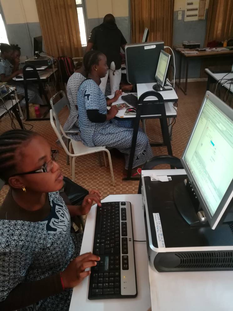 STEMusso223's tweet photo. La Fête des Sciences continue avec les « Journées Sciences et Technologies » du 13 au 22 Décembre 2017.
La cérémonie de lancement des JST a eu lieu à Bamako, Dès vendredi, #STEMusso se rendra dans 5 lycées de la capitale #Mali-enne pour y tenir les JST. #WomeninSTEM #GirlsInSTEM https://t.co/rzLBBucE3N