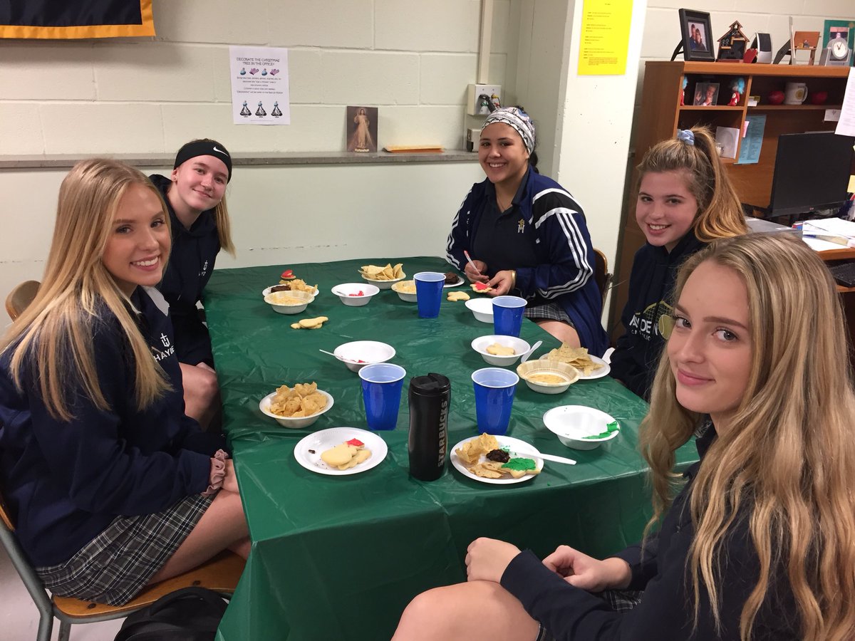 HaydenHigh's tweet photo. Christmas traditions ☑️
Cookie decorating ☑️
Holiday aprons ☑️
Starting new traditions during house time, and building a greater sense of community ☑️
#HouseOfMcNary #HaydenPROUD #TheHAYDENdifference https://t.co/gjbB9gpOKT