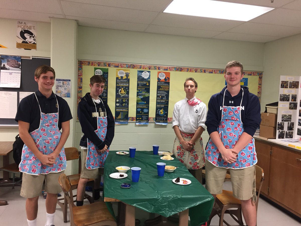 HaydenHigh's tweet photo. Christmas traditions ☑️
Cookie decorating ☑️
Holiday aprons ☑️
Starting new traditions during house time, and building a greater sense of community ☑️
#HouseOfMcNary #HaydenPROUD #TheHAYDENdifference https://t.co/gjbB9gpOKT
