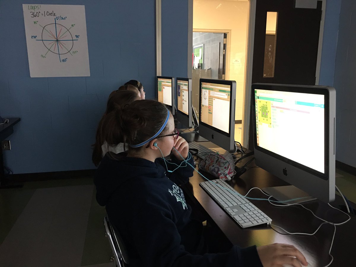 cgarrison5526's tweet image. When students in Google101 finish the semester's work early, we prep for 6th grade #psmsProgramming. @codeorg @theTSIN @PSMSBulldogs #futureprogrammers @VITALK12