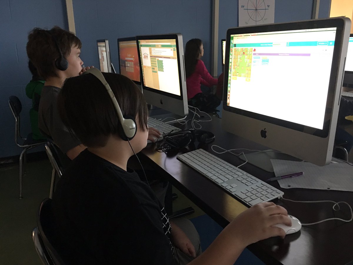 cgarrison5526's tweet image. When students in Google101 finish the semester's work early, we prep for 6th grade #psmsProgramming. @codeorg @theTSIN @PSMSBulldogs #futureprogrammers @VITALK12