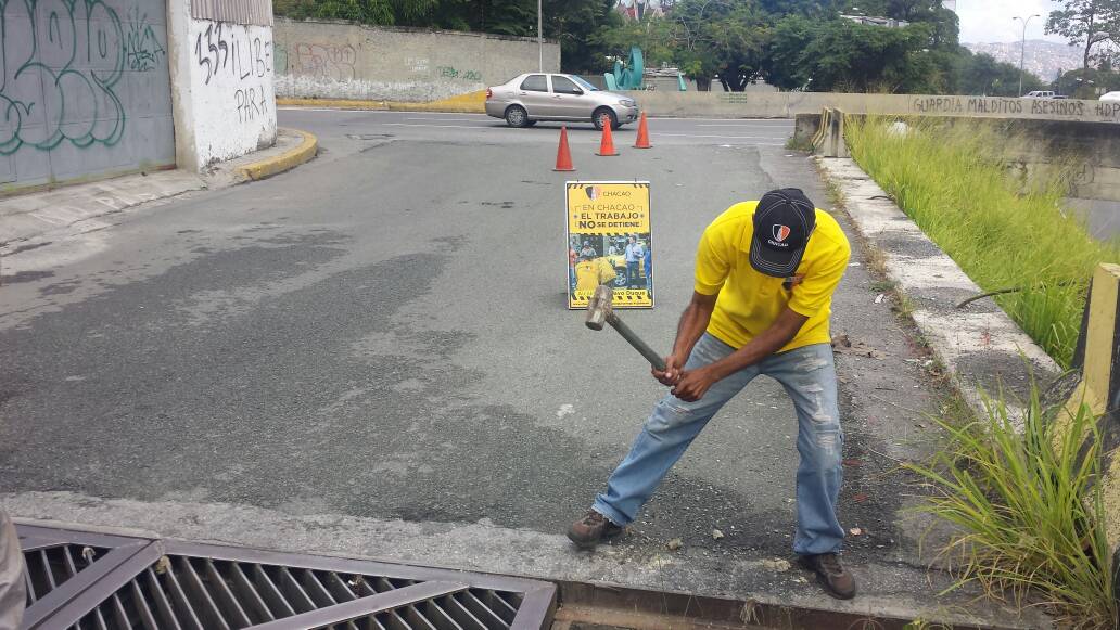 ChacaoConDuque's tweet photo. #TrabajandoXChacao | La #BrigadaDelAlcalde realizando restitución de alcantarilla en Altamira Sur con Av. Libertador. https://t.co/ZGa4NCW91p