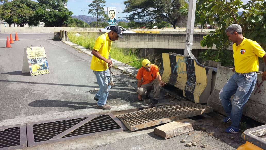 ChacaoConDuque's tweet photo. #TrabajandoXChacao | La #BrigadaDelAlcalde realizando restitución de alcantarilla en Altamira Sur con Av. Libertador. https://t.co/ZGa4NCW91p