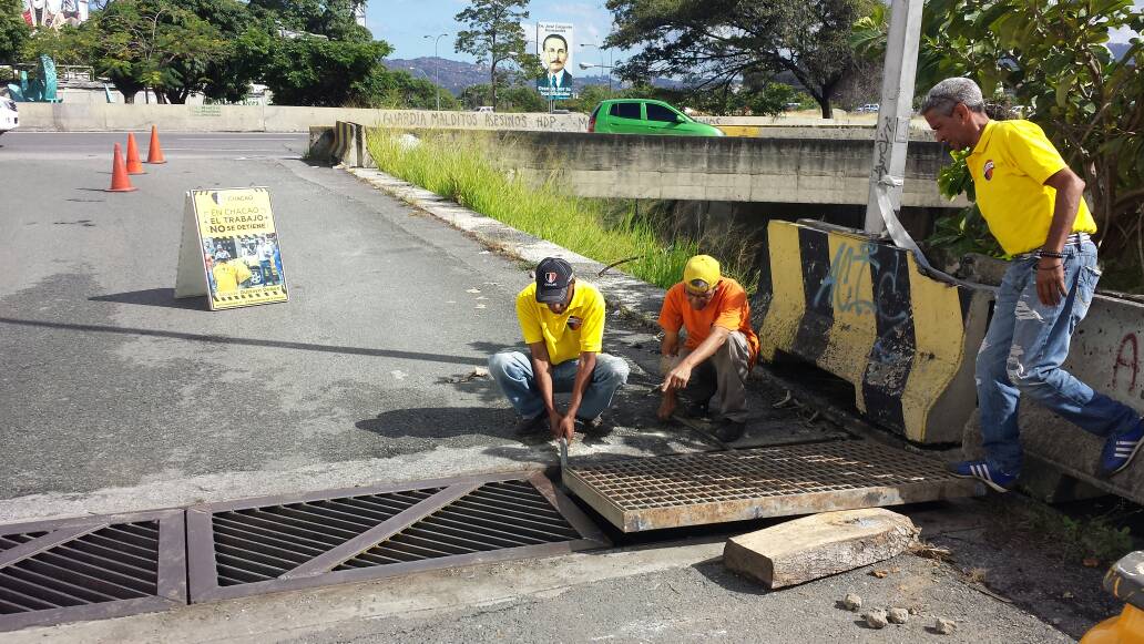 ChacaoConDuque's tweet photo. #TrabajandoXChacao | La #BrigadaDelAlcalde realizando restitución de alcantarilla en Altamira Sur con Av. Libertador. https://t.co/ZGa4NCW91p