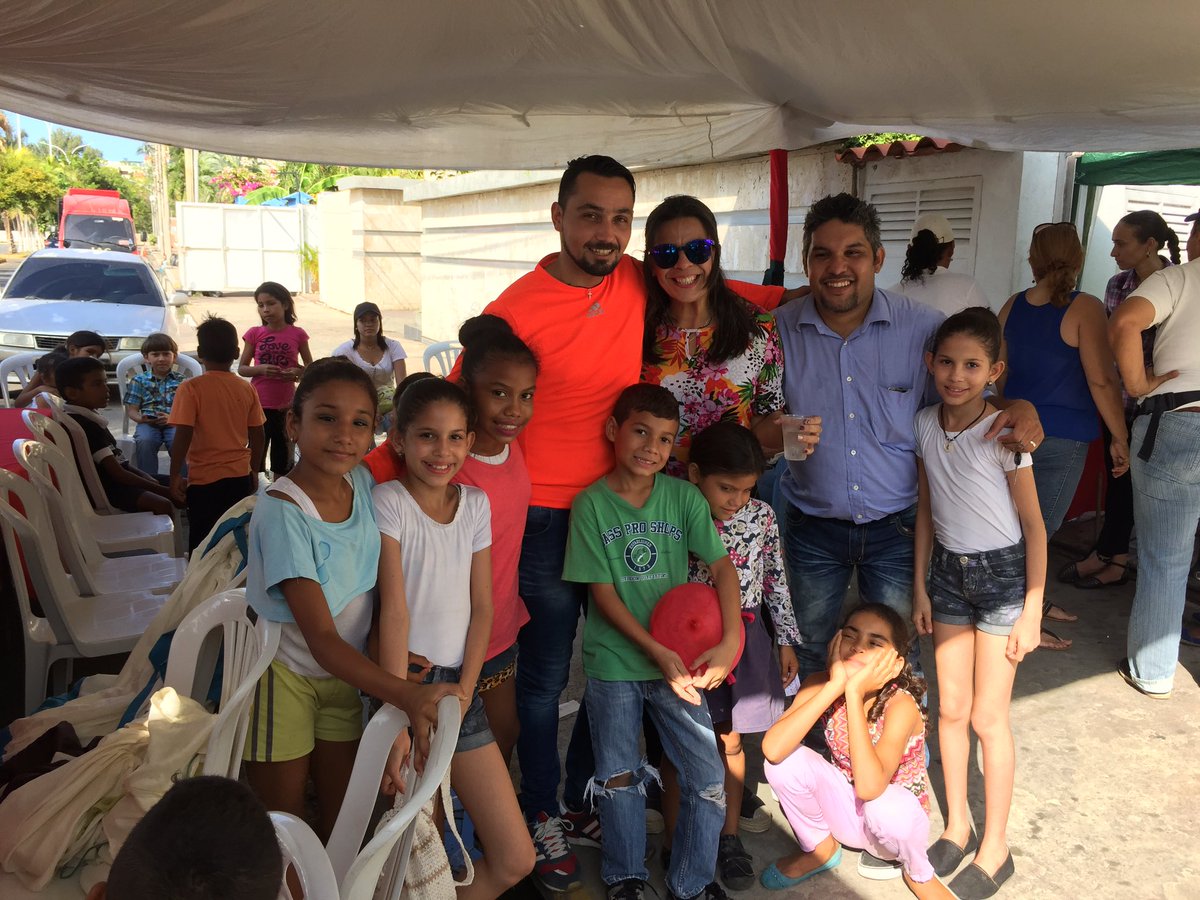gustavoadolfo23's tweet photo. Compartir con un niño lo que alguna vez nos deleito;ver que el deleite del niño se suma al nuestro,eso es felicidad!!! #
#FundacionDiaDeRojo2017
#Lecheria
#FelizNavidad https://t.co/yiJ2qeOagz