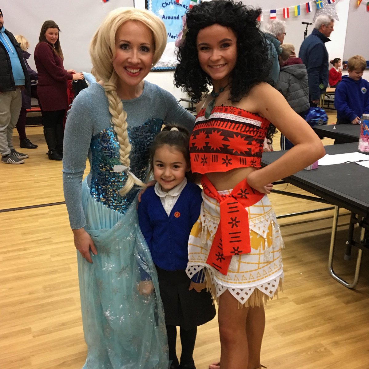 AmyzingParties's tweet photo. Elsa and Moana are having a fab time meeting all the children at the Abercynon Community Primary Christmas Fete 🎄🎅🏻🎄
#moana #elsa #amyzingkidzparties #childrensparties #kidsparties #cardiffparties #cardiffentertainment #birthdaycardiff #themedparties #kidsbirthdayparty https://t.co/mo1O4bIQy9