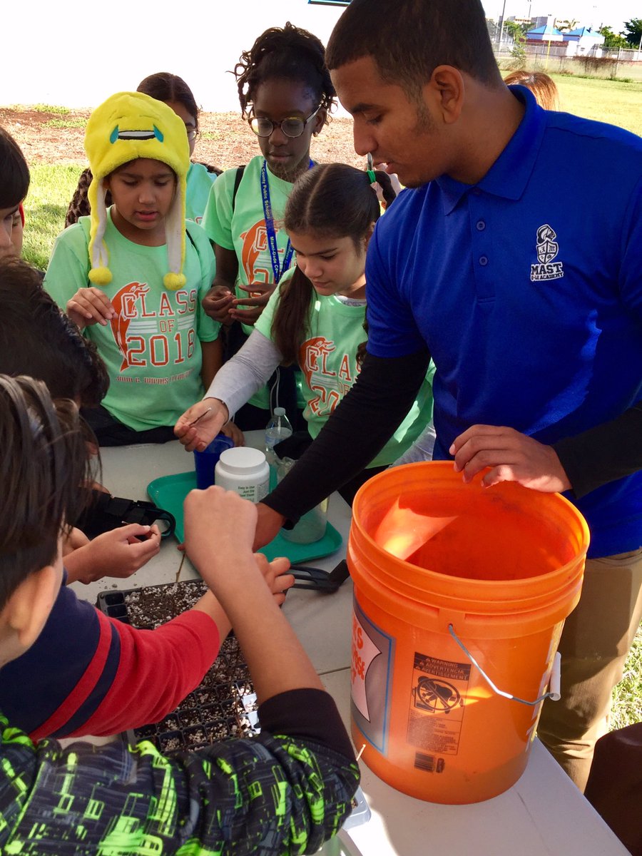 andrewkearns64's tweet photo. @JohnGDuPuisElem fifth grade students preparing cocoplum cuttings to plant during #BotanyFieldTrip to @josemartimast #NativeArboretum! #mast1718 😃���👍🏻@STEMDesignation @MDCPSSTEAM @FairchildGarden @fl_native_plant @MDCPSNorth https://t.co/uHisBxlS0q