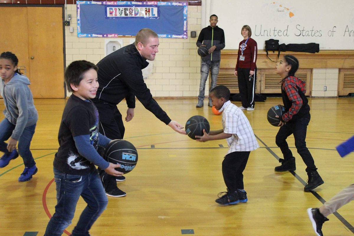 JeffersonJHawks's tweet photo. Great opportunity for our Players to spend some time building relationships with some future Jhawks this morning. Enjoyed some doughnuts &amp; hoops with the little guys! #CommitToTheHawk https://t.co/KvP0BjTJMR