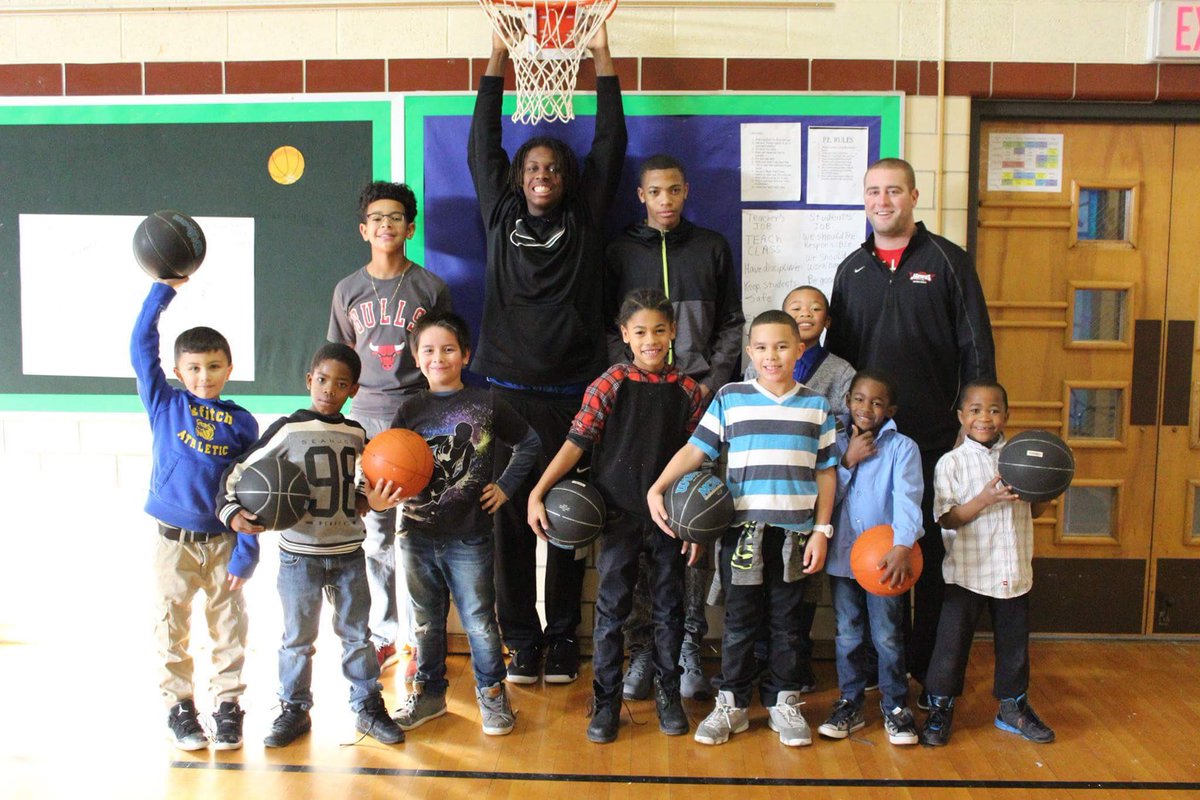 JeffersonJHawks's tweet photo. Great opportunity for our Players to spend some time building relationships with some future Jhawks this morning. Enjoyed some doughnuts &amp; hoops with the little guys! #CommitToTheHawk https://t.co/KvP0BjTJMR