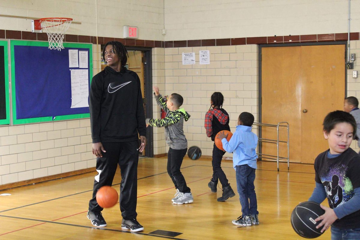JeffersonJHawks's tweet photo. Great opportunity for our Players to spend some time building relationships with some future Jhawks this morning. Enjoyed some doughnuts &amp; hoops with the little guys! #CommitToTheHawk https://t.co/KvP0BjTJMR