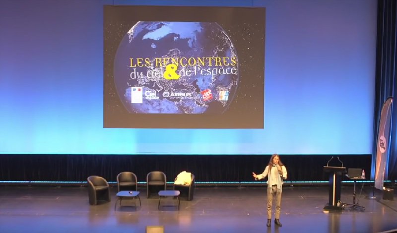 cieletespace's tweet photo. Y'a-t-il eu un big bang ? @AurelienBarrau seul en scène pendant une heure, c'était l'année dernière aux Rencontre du ciel et de l'espace #RCE2016 à @citedessciences. A revoir ! https://t.co/LLgkUXOCWA https://t.co/K09eGW6Ywb