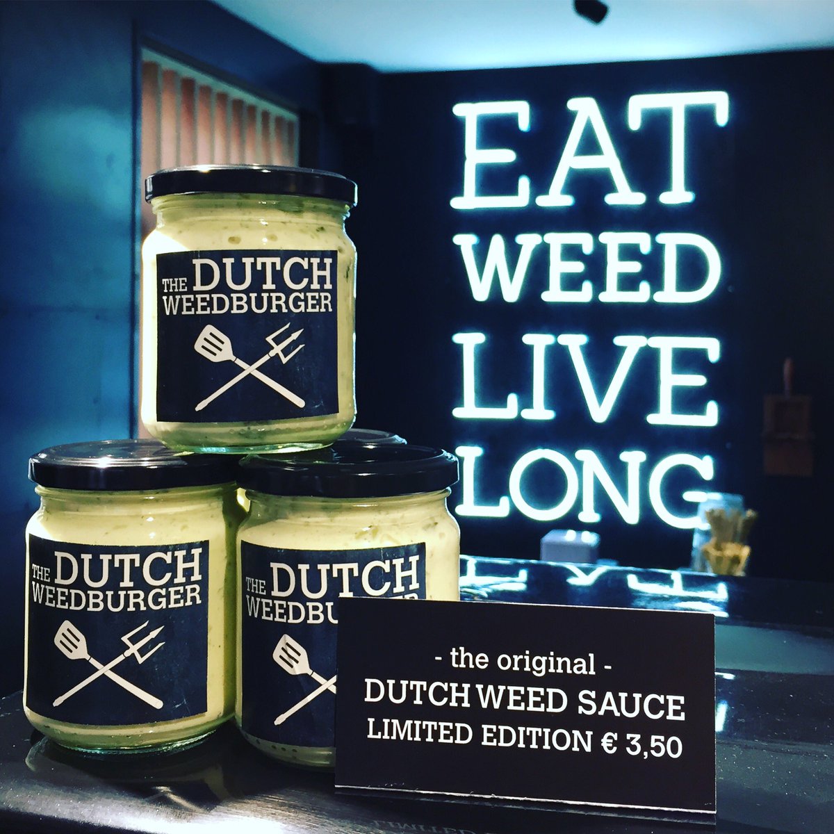 DutchWeedBurger's tweet photo. Wonder what’s making our Dutch Weed Burger so damn delicious? Besides the obviously delish juicy patty and the cripsy bun, IT’S THE WEED SAUCE! 🌱 Great news: you can now get a jar full of this creamy stuff at our Joint and take it home! #limitedsupply #organic #vegan #biobandits https://t.co/5FNom4XWs1