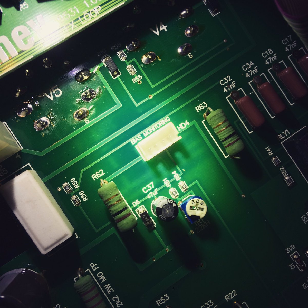 ZX_NKr's tweet photo. 何処にも繋がってない端子, 多分, 真空管のバイアス調整用の『バイアスモニタリング』...何を接続するのだろう. https://t.co/wGo58LR0DR