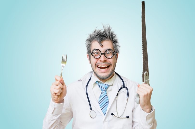 Сумасшедший доктор провожу эксперименты. Доктор ученый. Сумасшедший химик. Сумасшедший доктор провожу эксперименты. Безумный ученый.