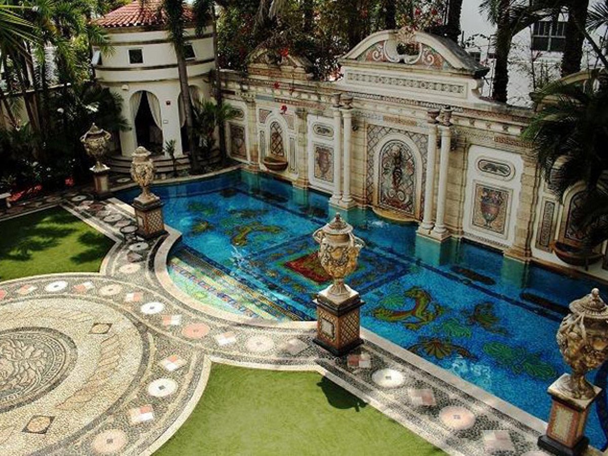 Journaling00's tweet image. The #GianniVersace mansion is now a #hotel. Here's a look inside usat.ly/2AoyT8M #travel