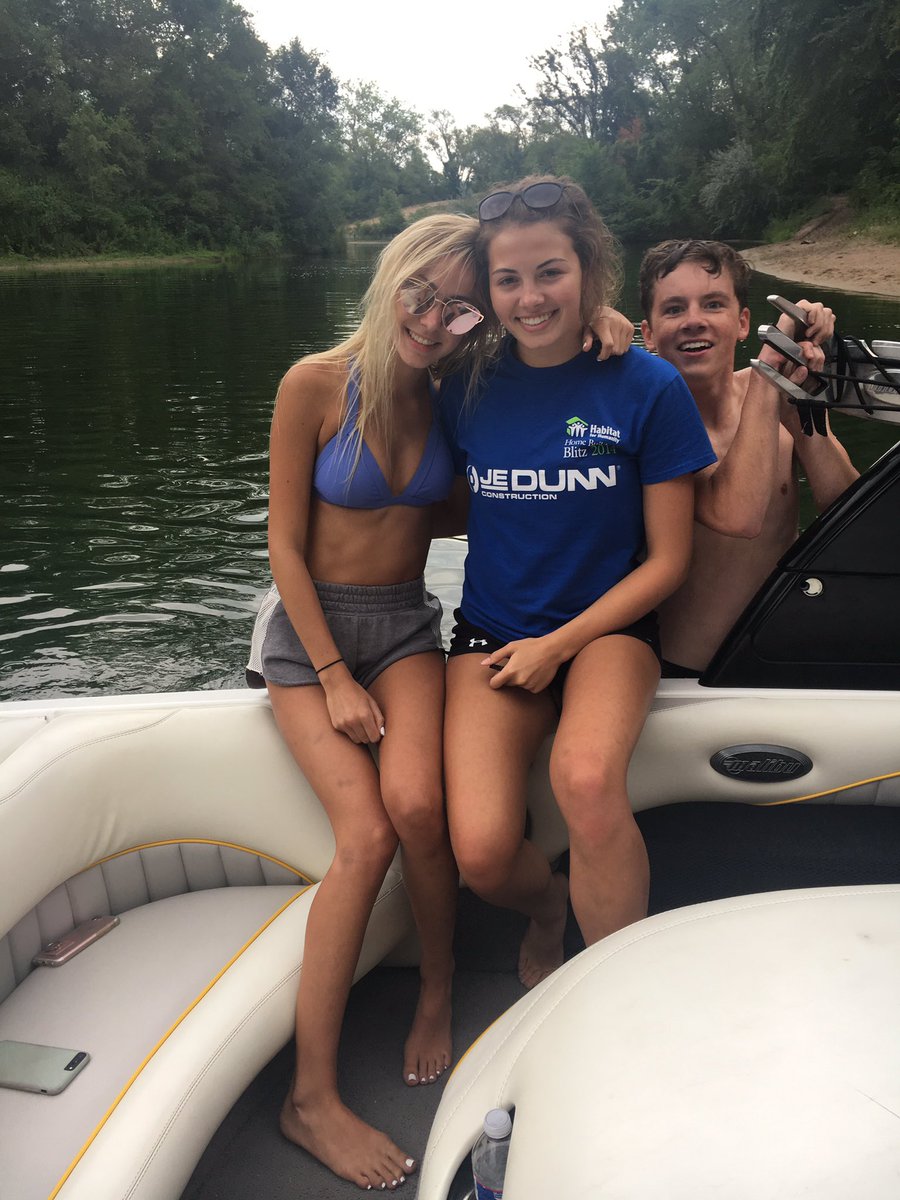 haleyhanss's tweet photo. HBD GIRLFRIEND. I hope your day is fantastic :))) love u roomie @_cAmpbeLl_sOup_ https://t.co/UdSEO2gmlO