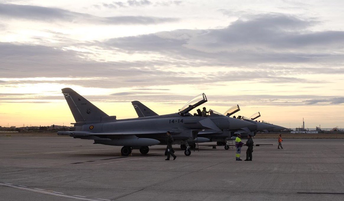 EjercitoAire's tweet photo. En el ejercicio de control del espacio aéreo Eagle Eye participa el Escuadrón de Vigilancia Aérea nº4 #EVA4 #Rosas #Girona y aviones #Eurofighter del #Ala14 desde #Reus #Tarragona entre otros medios de @EjercitoAire @EjercitoTierra y @Armada_esp https://t.co/lgjwpOzUhH