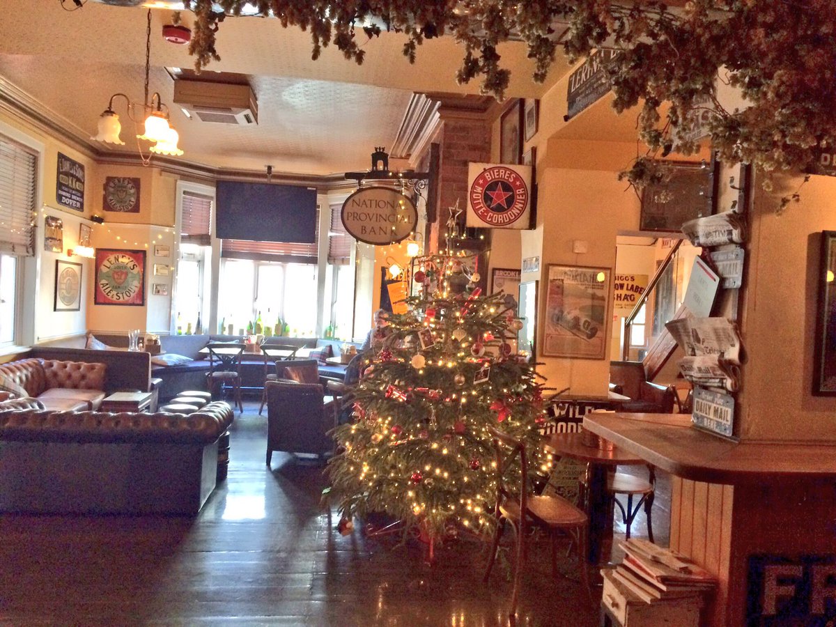EarthIslandUK's tweet photo. First ones in for Christmassy drinks and #design chat with @GingerMonkeysUK today. #DrinkSolutions #MerryPrintmas https://t.co/kMFB3IBUfr