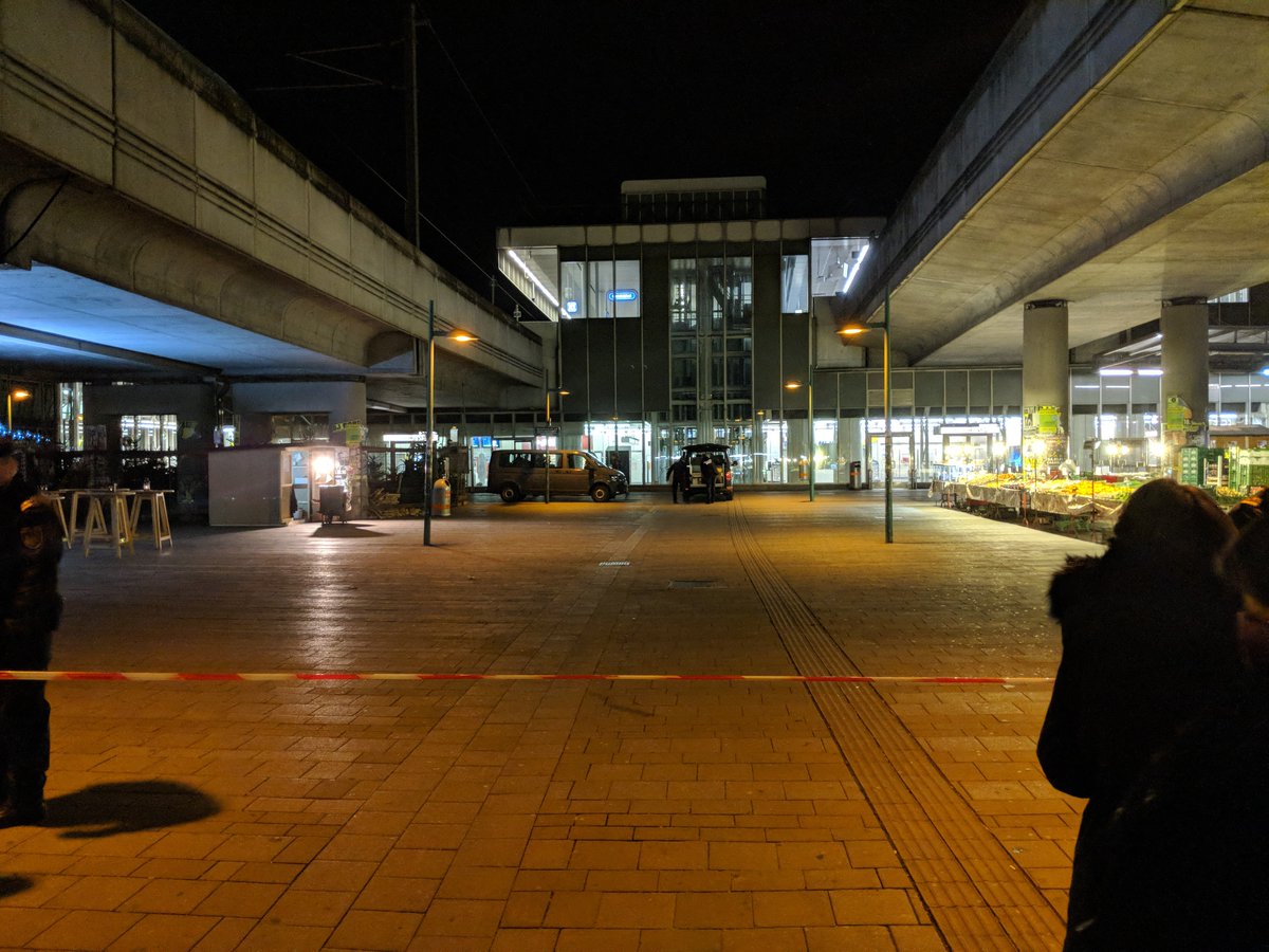 GiuntaRob's tweet image. Vermutung auf #Bombenfund am #Handelskai. Busse fahren, U-Bahn nicht. #WienerLinien #U6 #Wien #Bombendrohung