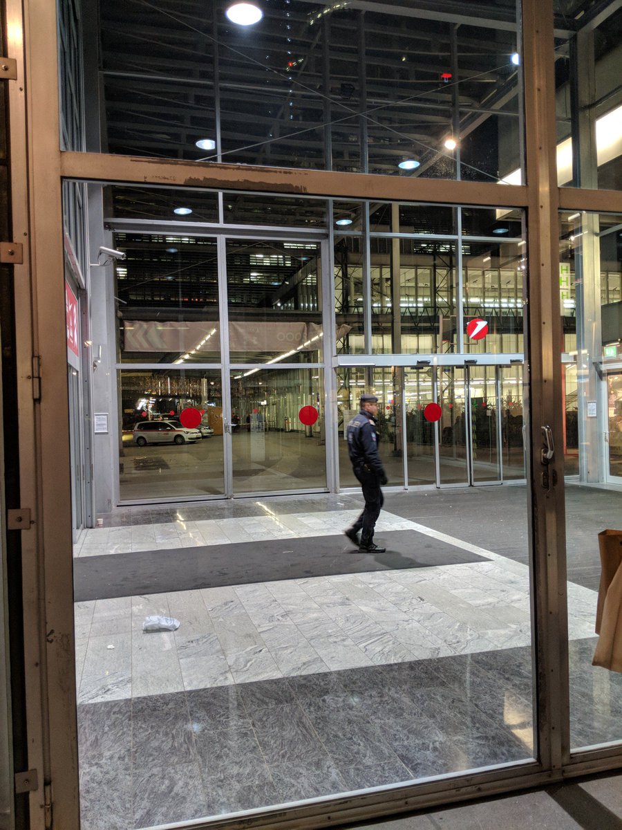 GiuntaRob's tweet image. Vermutung auf #Bombenfund am #Handelskai. Busse fahren, U-Bahn nicht. #WienerLinien #U6 #Wien #Bombendrohung