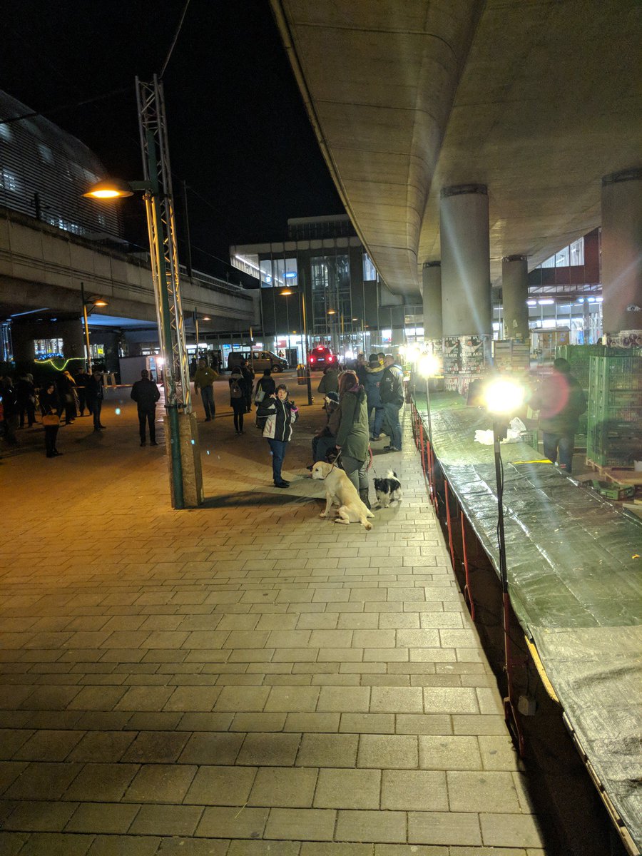 GiuntaRob's tweet image. Vermutung auf #Bombenfund am #Handelskai. Busse fahren, U-Bahn nicht. #WienerLinien #U6 #Wien #Bombendrohung