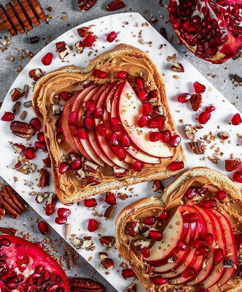 Cribchef's tweet photo. Nut butter on toast with crunchy and juicy fruits for #breakfast ? 😍🔥

Check out @Cribchef 
Repost and share with your friends and family :) 
#govegan #lavegan #peanutbutter #breakfastgoals #vegansinla #laveganfoodspot #cribchef https://t.co/exaekVF0je