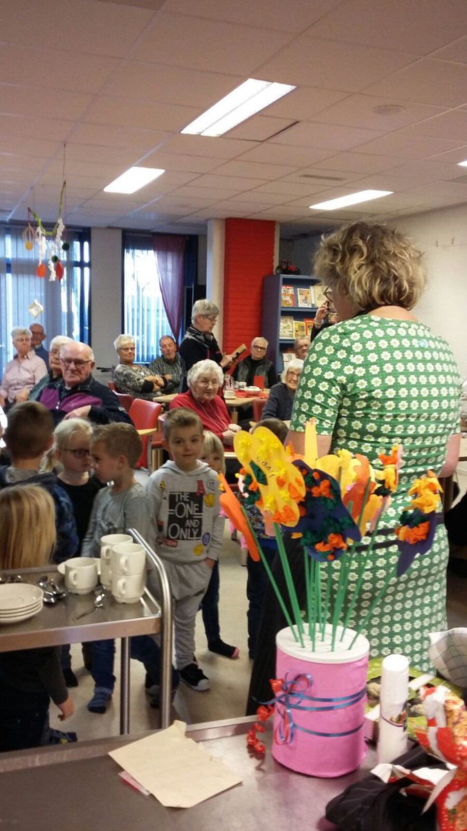 MellinaKuiper's tweet photo. Vandaag blij verrast met lieve woorden kaarten en cadesus bij de gezamenlijke maaltijd DAG Creil/openinloop/ kinderopvang Vertrouwen dat alles door kan gaan zonder @ZorggroepONL https://t.co/k64qcB0UbQ