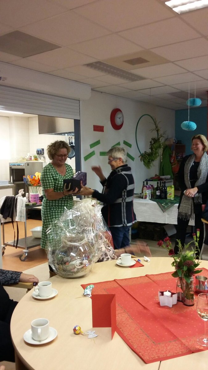 MellinaKuiper's tweet photo. Vandaag blij verrast met lieve woorden kaarten en cadesus bij de gezamenlijke maaltijd DAG Creil/openinloop/ kinderopvang Vertrouwen dat alles door kan gaan zonder @ZorggroepONL https://t.co/k64qcB0UbQ