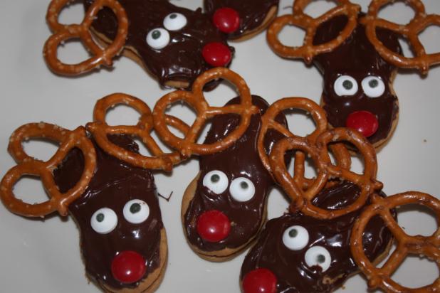 Baking Christmas Reindeer Butter Pretzel Cookies   for Daddy and Bingo Night* <a href="/RevWhite_/">Rev. Tom White</a> <a href="/WilsonWhiteBT/">Wilson White</a>